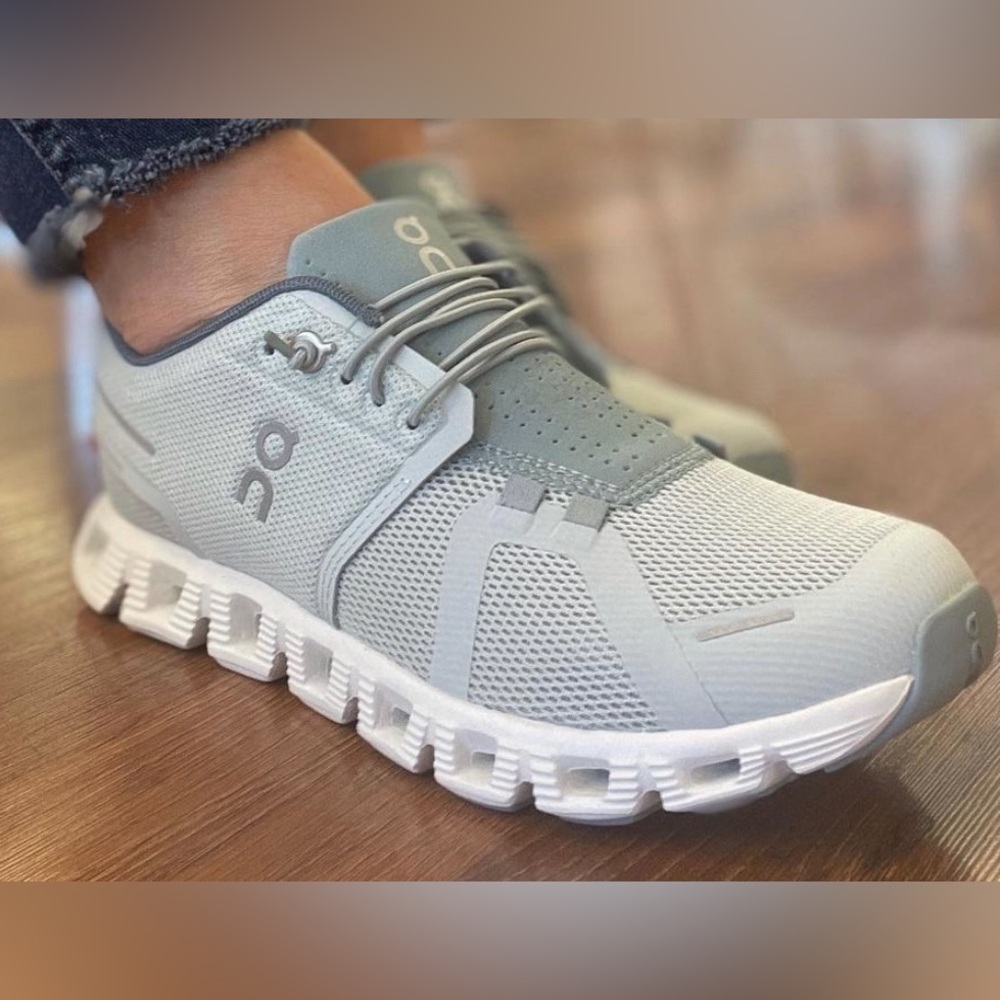 On Cloud Women’s Light Gray Slip On Sneakers Size 8.5